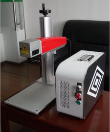 Çin Plastik PVC veri matrisi ve barkodu için 20W Mini fiber lazer markalama makinesi Tedarikçi